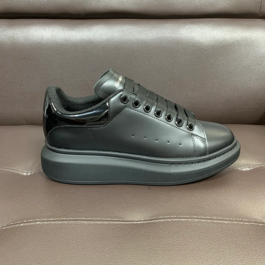 👟👟Ex-factory price 520👟👟 Professional McQueen factory. Top version. Couple style👫 Alexander McQUEEN high version has been upgraded to the highest quality again✅ 💪McQueen Spring, Summer, Autumn and Winter Top version Purchasing level✅ Recruiting national online and offline agents to join🤝 🏆Fabric: Top-grade silk leather imported from Italy, high texture, water-resistant and non-discoloring 🏆Inner: ️Grade A water-dyed sheepskin imported from Italy is dirt-resistant, sweat-absorbent, breathable and comfortable... The heel is embossed with high temperature convex and concave. 🏆 Foot pads: top-grade Italian super-soft cowhide leather 🏆 Outsole: PU original green transparent counter 1:1 🏆 Shoe box: original beige box. Plus white flip cover and double layer protection. Cloth bag, handbag. Certificate of 1:1 mold opening 4-piece set. Delivered with a pair of shoelaces. 🖕🏿🖕🏿🖕🏿You can choose any pair of shoelaces in any color of our factory. 🏆Code number: female 34-41. male 38-46. 🏆Special remarks (female size 34.40.41, male size 38.45.46 are customized and cannot be returned or exchanged) Please note when placing an order in Niuli! Win-win cooperation🤝